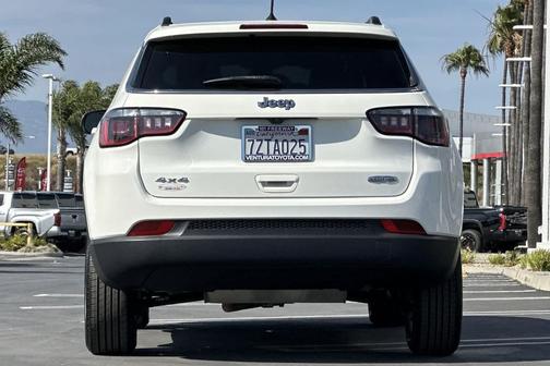 White Clearcoat 2017 Jeep New Compass Latitude