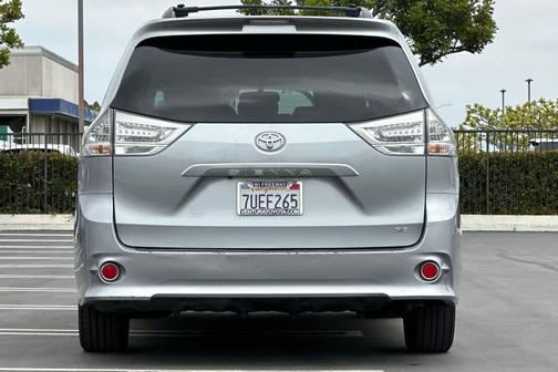 Silver Sky Metallic 2016 Toyota Sienna SE