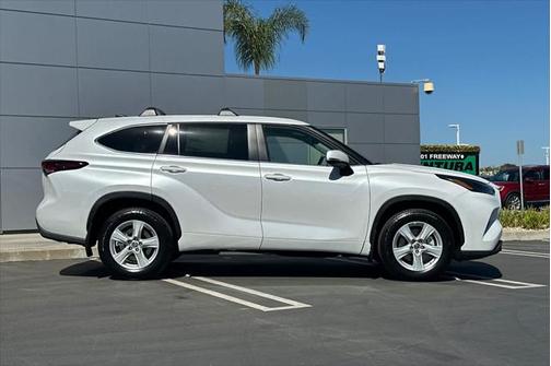 2025 Toyota Highlander LE