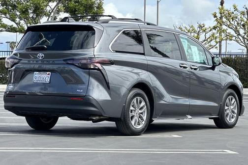 Magnetic Gray Metallic 2025 Toyota Sienna XLE