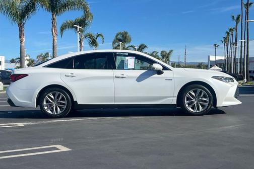 2020 Toyota Avalon Hybrid XLE