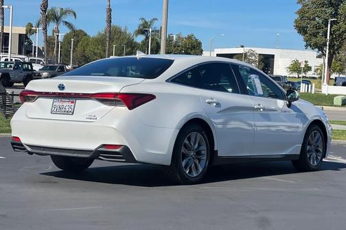 2020 Toyota Avalon Hybrid XLE