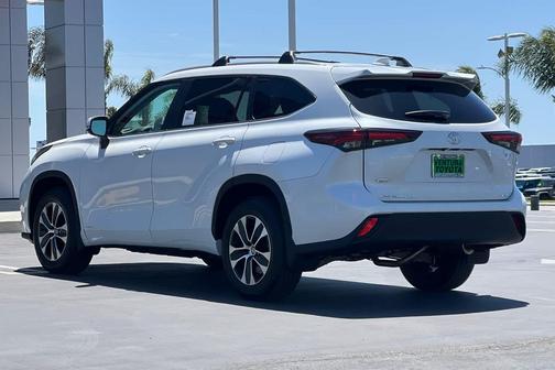 Wind Chill Pearl 2026 Toyota Highlander Hybrid XLE
