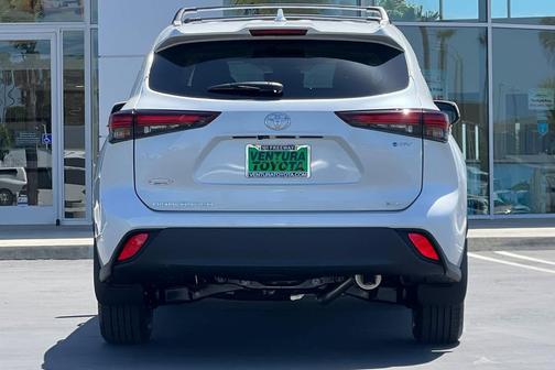 Wind Chill Pearl 2026 Toyota Highlander Hybrid XLE