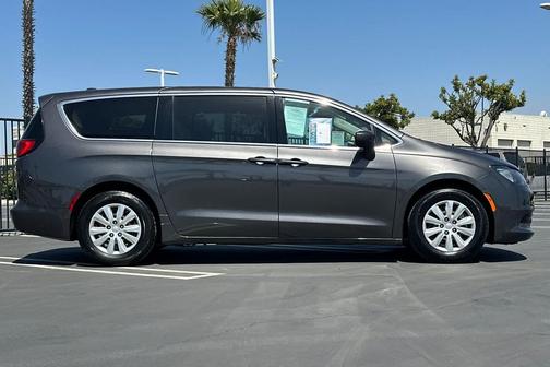 Granite Crystal Metallic Clearcoat 2018 Chrysler Pacifica L
