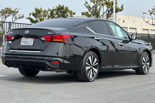 Super Black 2022 Nissan Altima 2.5 SV