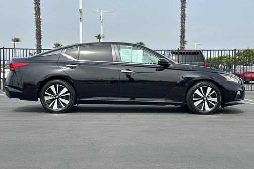 Super Black 2022 Nissan Altima 2.5 SV
