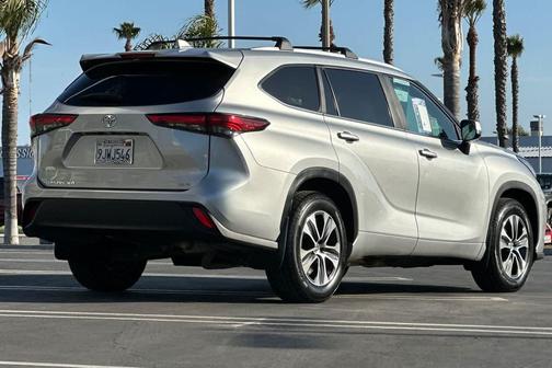 Celestial Silver Metallic 2023 Toyota Highlander XLE