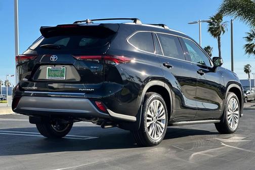 2026 Toyota Highlander Hybrid Platinum
