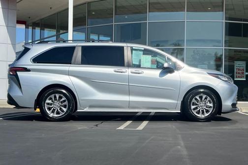 2022 Toyota Sienna LE