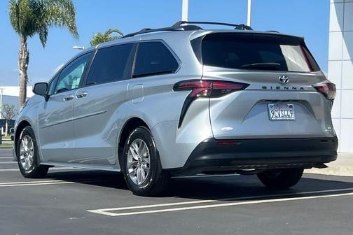 2022 Toyota Sienna LE