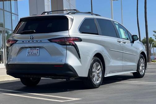 2022 Toyota Sienna LE