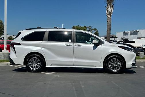 2025 Toyota Sienna XLE 8 Passenger
