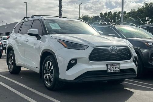 Wind Chill Pearl 2022 Toyota Highlander Hybrid XLE