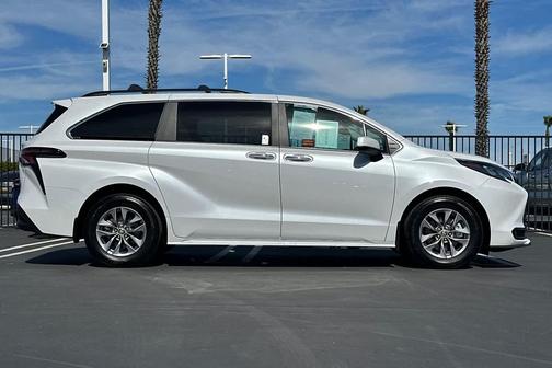 2025 Toyota Sienna XLE