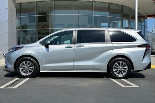 2024 Toyota Sienna XLE 8 Passenger
