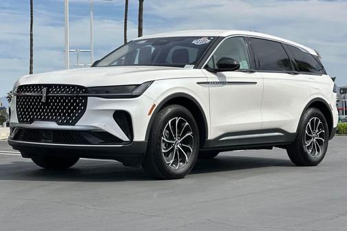 White Platinum Metallic Tri-Coat 2025 Lincoln Nautilus Premiere