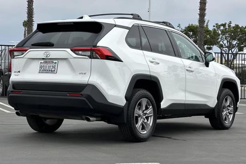 Ice Cap 2025 Toyota RAV4 XLE