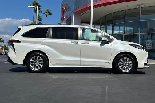2021 Toyota Sienna XLE 8 Passenger