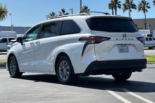 2021 Toyota Sienna XLE 8 Passenger