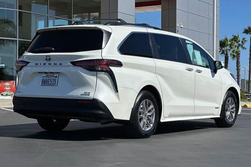 2021 Toyota Sienna XLE 8 Passenger