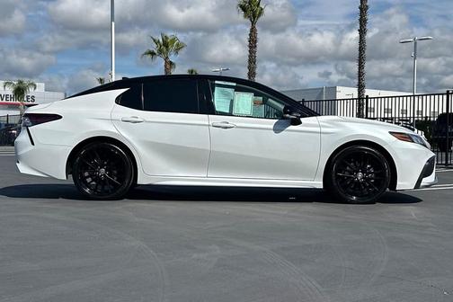 Wind Chill Pearl/Midnight Black Metallic 2022 Toyota Camry XSE