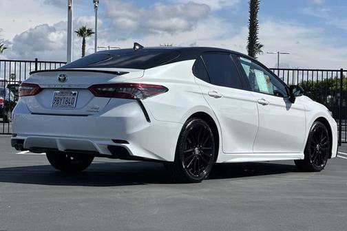 Wind Chill Pearl/Midnight Black Metallic 2022 Toyota Camry XSE