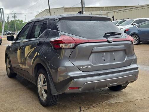 Gun Metallic 2024 Nissan Kicks S