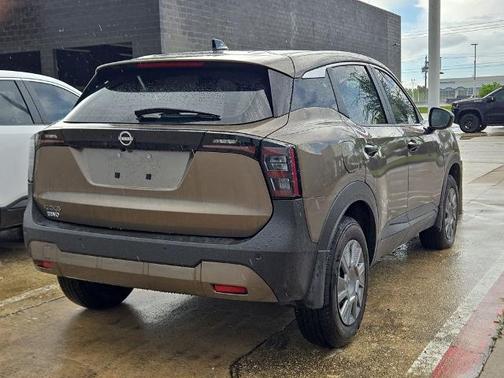 Canyon Bronze M 2026 Nissan Kicks S
