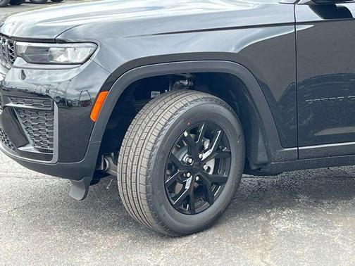 Diamond Black 2026 Jeep Grand Cherokee Laredo