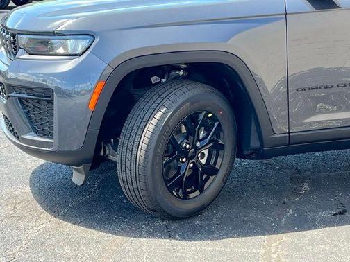 Metallic 2026 Jeep Grand Cherokee Laredo
