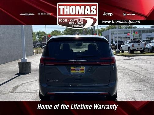 2025 Chrysler Pacifica Select
