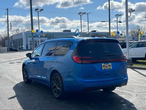 2026 Chrysler Pacifica Select