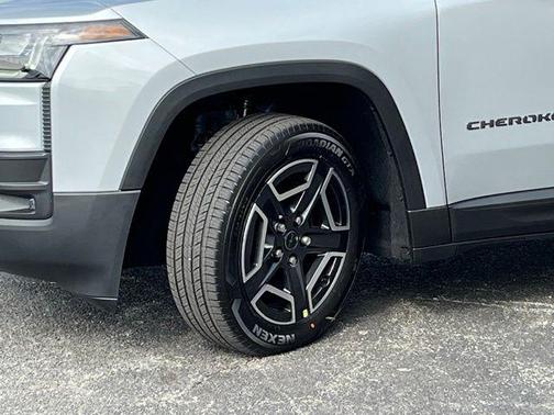 Silver Zynith Clearcoat 2026 Jeep Cherokee LAREDO/LIMITED