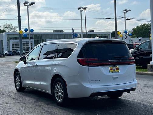 PW7 2027 Chrysler Pacifica SELECT
