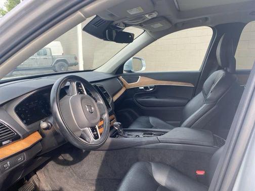 Bright Silver Metallic 2021 Volvo XC90 T6 Momentum 6 Passenger