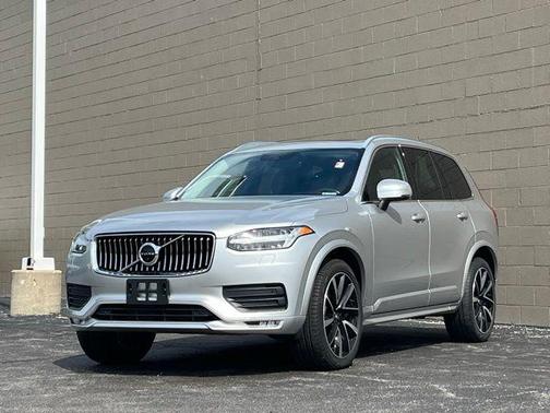 Bright Silver Metallic 2021 Volvo XC90 T6 Momentum 6 Passenger