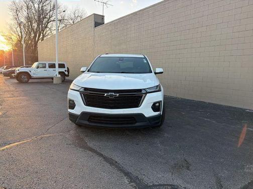Summit White 2022 Chevrolet Traverse LT Cloth