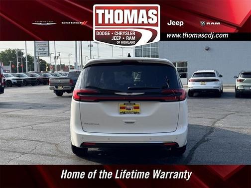 2026 Chrysler Pacifica Select
