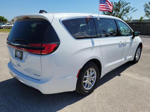 2024 Chrysler Pacifica Touring-L