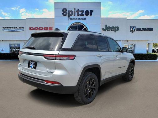 Silver Zynith 2026 Jeep Grand Cherokee Laredo