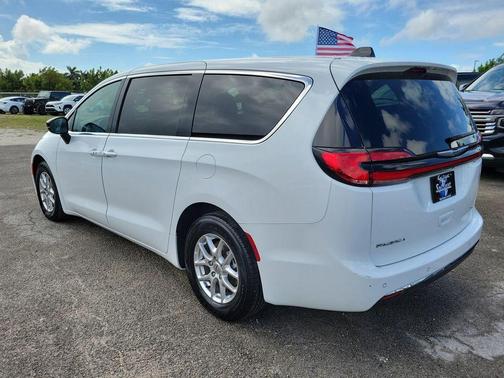 Bright White Clearcoat 2024 Chrysler Pacifica Touring-L