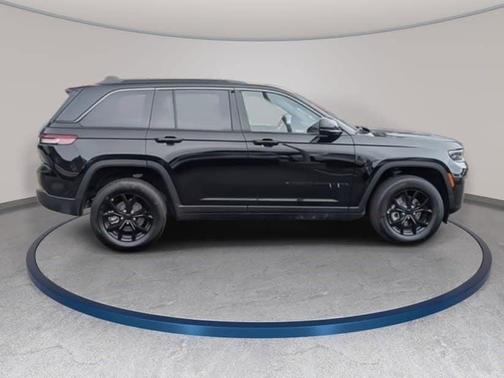 2026 Jeep Grand Cherokee Laredo