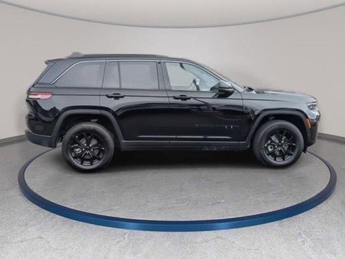 Diamond Black 2026 Jeep Grand Cherokee Laredo