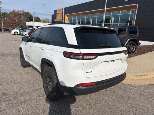 2025 Jeep Grand Cherokee Laredo