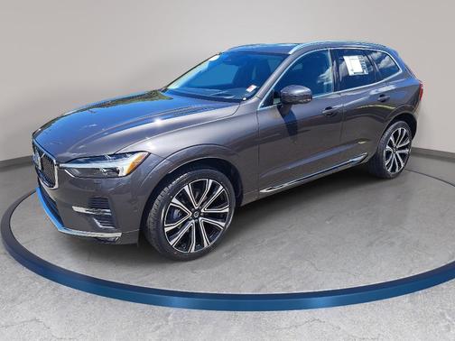 Platinum Gray Metallic 2023 Volvo XC60 B5 Ultimate Bright Theme