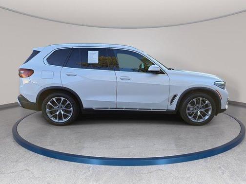 Mineral White Metallic 2023 BMW X5 sDrive40i