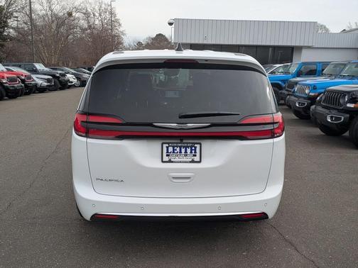 2026 Chrysler Pacifica Select