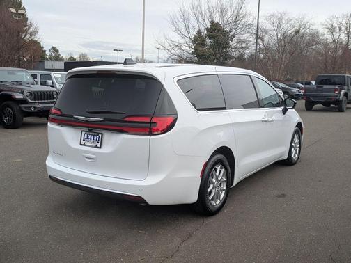 2026 Chrysler Pacifica Select