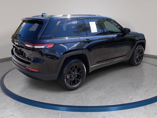 Diamond Black 2024 Jeep Grand Cherokee Laredo